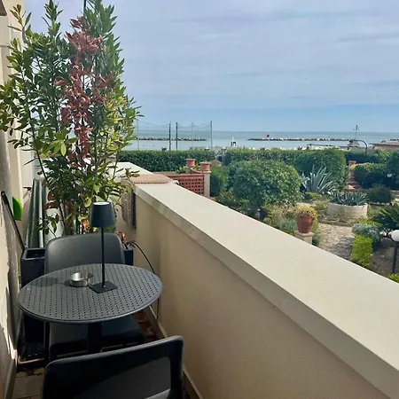 Beachfront In Pesaro-marken 55364 Lejlighed *