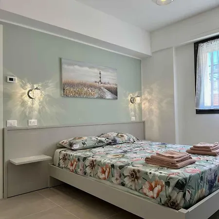 Beachfront In Pesaro-marken 55364 Apartament Pesaro