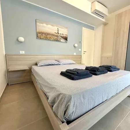 Beachfront In Pesaro-marken 55364 Apartamento Pesaro