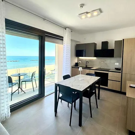 Beachfront In Pesaro-marken 55364 Apartament *